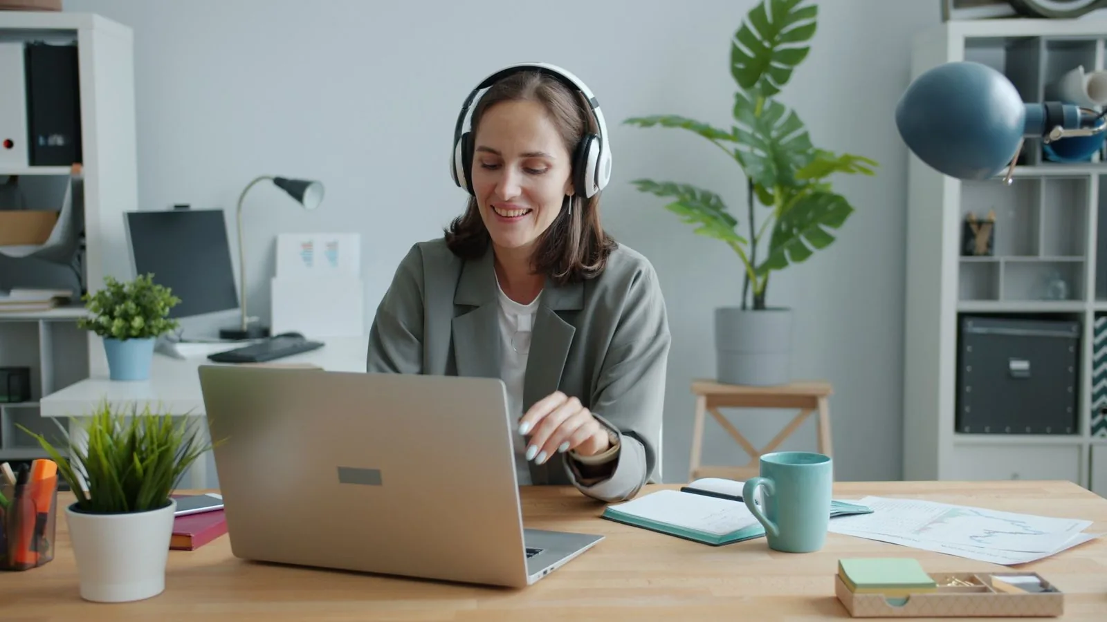 Professionnel du secteur services au travail