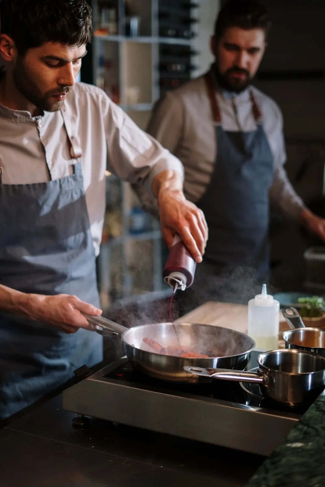 Professionnel du secteur restauration & hôtellerie au travail